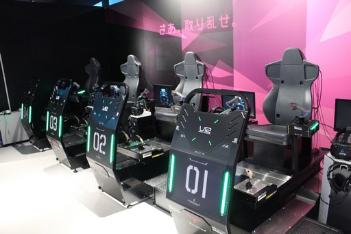画像ギャラリー No.004のサムネイル画像 / VR ZONE SHINJUKUのVRアトラクション「戦場の絆 VR PROTOTYPE Ver.」メディア体験会レポート。VRの宇宙空間で連邦対ジオンの戦いが始まる!