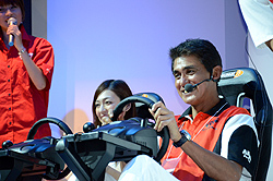 画像ギャラリー No.005のサムネイル画像 / ［TGS 2011］「F1 2011」のステージに鈴木亜久里さん，井口卓人さん，塚本奈々美さんが登場。レース勝負で罰ゲームを受けたのは…… 