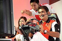 画像ギャラリー No.008のサムネイル画像 / ［TGS 2011］「F1 2011」のステージに鈴木亜久里さん，井口卓人さん，塚本奈々美さんが登場。レース勝負で罰ゲームを受けたのは…… 