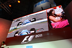 画像ギャラリー No.009のサムネイル画像 / ［TGS 2011］「F1 2011」のステージに鈴木亜久里さん，井口卓人さん，塚本奈々美さんが登場。レース勝負で罰ゲームを受けたのは…… 