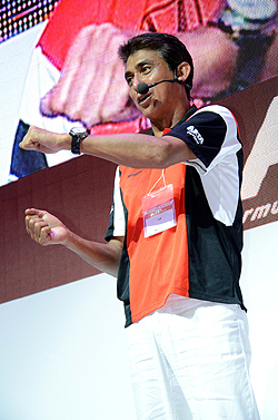 画像ギャラリー No.010のサムネイル画像 / ［TGS 2011］「F1 2011」のステージに鈴木亜久里さん，井口卓人さん，塚本奈々美さんが登場。レース勝負で罰ゲームを受けたのは…… 