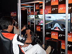 画像ギャラリー No.015のサムネイル画像 / ［TGS 2011］「F1 2011」のステージに鈴木亜久里さん，井口卓人さん，塚本奈々美さんが登場。レース勝負で罰ゲームを受けたのは…… 