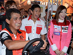 画像ギャラリー No.016のサムネイル画像 / ［TGS 2011］「F1 2011」のステージに鈴木亜久里さん，井口卓人さん，塚本奈々美さんが登場。レース勝負で罰ゲームを受けたのは…… 