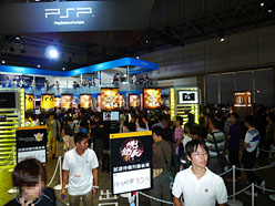 画像ギャラリー No.012のサムネイル画像 / ［TGS 2011］「俺の屍を越えてゆけ」の桝田省治プロデューサーが，続編のシナリオライターを募集中!? SCEブースのライブイベントレポート