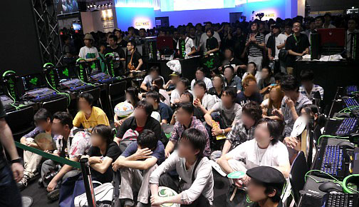 画像ギャラリー No.001のサムネイル画像 / ［TGS 2011］Razer製スティックを使ってみたトッププレイヤー達の感想は？　Razerブースで行われた「スパIV AE」エキシビションマッチレポート