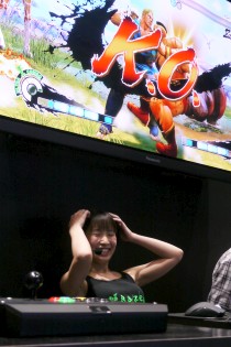 画像ギャラリー No.010のサムネイル画像 / ［TGS 2011］Razer製スティックを使ってみたトッププレイヤー達の感想は？　Razerブースで行われた「スパIV AE」エキシビションマッチレポート