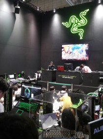 画像ギャラリー No.012のサムネイル画像 / ［TGS 2011］Razer製スティックを使ってみたトッププレイヤー達の感想は？　Razerブースで行われた「スパIV AE」エキシビションマッチレポート