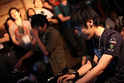 画像ギャラリー No.026のサムネイル画像 / ニコ生で20万人が熱狂した格闘ゲームイベント「GODSGARDEN #4」，数々の名試合が生まれた会場の空気をお届けするフォトレポートを掲載