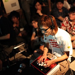 画像ギャラリー No.036のサムネイル画像 / ニコ生で20万人が熱狂した格闘ゲームイベント「GODSGARDEN #4」，数々の名試合が生まれた会場の空気をお届けするフォトレポートを掲載