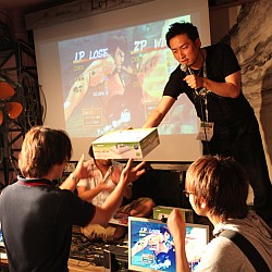 画像ギャラリー No.041のサムネイル画像 / ニコ生で20万人が熱狂した格闘ゲームイベント「GODSGARDEN #4」，数々の名試合が生まれた会場の空気をお届けするフォトレポートを掲載