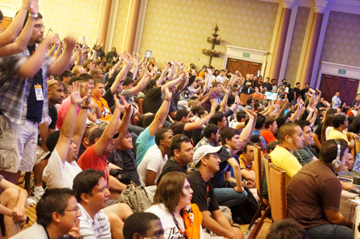 画像ギャラリー No.001のサムネイル画像 / ［EVO2012］ウメハラ選手の活躍に会場が熱狂した「EVO2012」初日まとめを掲載。「スパIV AE」日本勢はほぼ全滅，「SCV」は3人が決勝進出へ