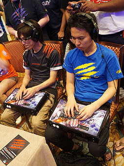 画像ギャラリー No.003のサムネイル画像 / ［EVO2012］ウメハラ選手の活躍に会場が熱狂した「EVO2012」初日まとめを掲載。「スパIV AE」日本勢はほぼ全滅，「SCV」は3人が決勝進出へ