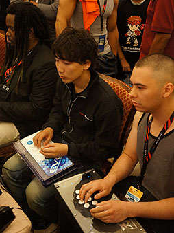 画像ギャラリー No.004のサムネイル画像 / ［EVO2012］ウメハラ選手の活躍に会場が熱狂した「EVO2012」初日まとめを掲載。「スパIV AE」日本勢はほぼ全滅，「SCV」は3人が決勝進出へ
