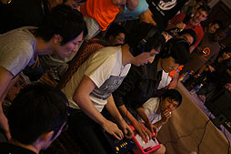 画像ギャラリー No.006のサムネイル画像 / ［EVO2012］ウメハラ選手の活躍に会場が熱狂した「EVO2012」初日まとめを掲載。「スパIV AE」日本勢はほぼ全滅，「SCV」は3人が決勝進出へ