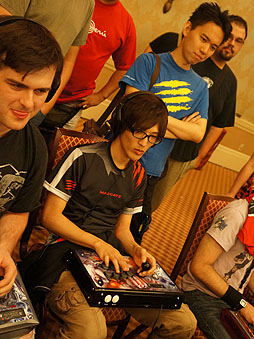 画像ギャラリー No.007のサムネイル画像 / ［EVO2012］ウメハラ選手の活躍に会場が熱狂した「EVO2012」初日まとめを掲載。「スパIV AE」日本勢はほぼ全滅，「SCV」は3人が決勝進出へ