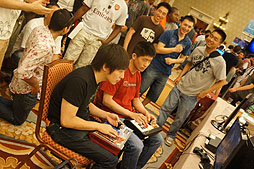 画像ギャラリー No.008のサムネイル画像 / ［EVO2012］ウメハラ選手の活躍に会場が熱狂した「EVO2012」初日まとめを掲載。「スパIV AE」日本勢はほぼ全滅，「SCV」は3人が決勝進出へ