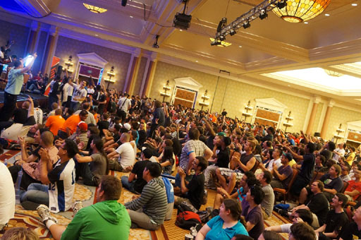 画像ギャラリー No.010のサムネイル画像 / ［EVO2012］ウメハラ選手の活躍に会場が熱狂した「EVO2012」初日まとめを掲載。「スパIV AE」日本勢はほぼ全滅，「SCV」は3人が決勝進出へ