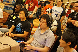 画像ギャラリー No.012のサムネイル画像 / ［EVO2012］ウメハラ選手の活躍に会場が熱狂した「EVO2012」初日まとめを掲載。「スパIV AE」日本勢はほぼ全滅，「SCV」は3人が決勝進出へ