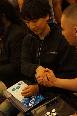 画像ギャラリー No.016のサムネイル画像 / ［EVO2012］ウメハラ選手の活躍に会場が熱狂した「EVO2012」初日まとめを掲載。「スパIV AE」日本勢はほぼ全滅，「SCV」は3人が決勝進出へ