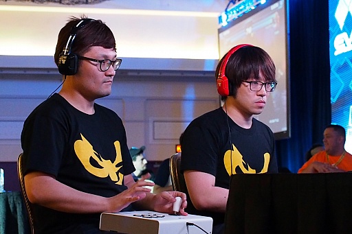 画像ギャラリー No.018のサムネイル画像 / ［EVO2013］“五神”の4人が「スパ4」ベスト8に集結！　「EVO2013」初日リザルトまとめ＆優勝者インタビュー。「P4U」優勝は日本のユメ選手の手に