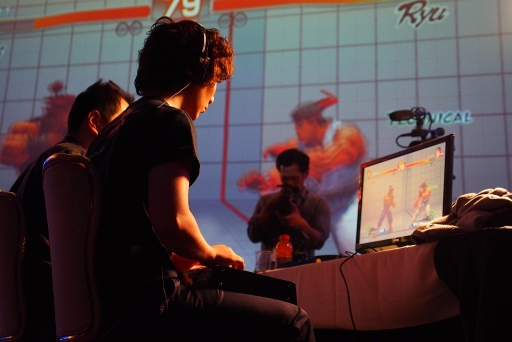 画像ギャラリー No.022のサムネイル画像 / ［EVO2013］アメリカの選手たちが開催国の意地を見せた「EVO2013」最終日レポート。「スパIV AE Ver.2012」で優勝したXian選手のインタビューも掲載