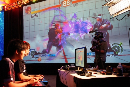 画像ギャラリー No.024のサムネイル画像 / ［EVO2013］アメリカの選手たちが開催国の意地を見せた「EVO2013」最終日レポート。「スパIV AE Ver.2012」で優勝したXian選手のインタビューも掲載