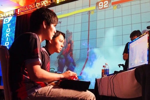 画像ギャラリー No.030のサムネイル画像 / ［EVO2013］アメリカの選手たちが開催国の意地を見せた「EVO2013」最終日レポート。「スパIV AE Ver.2012」で優勝したXian選手のインタビューも掲載
