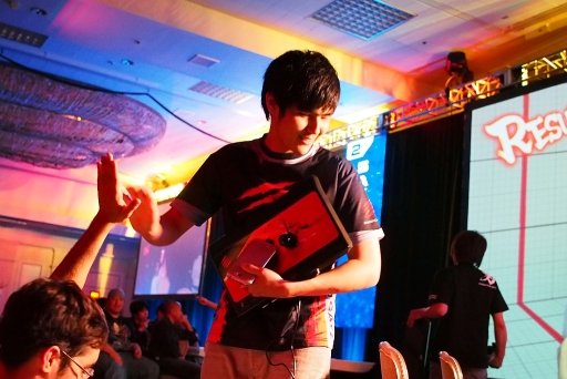 画像ギャラリー No.033のサムネイル画像 / ［EVO2013］アメリカの選手たちが開催国の意地を見せた「EVO2013」最終日レポート。「スパIV AE Ver.2012」で優勝したXian選手のインタビューも掲載