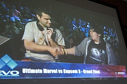 画像ギャラリー No.006のサムネイル画像 / [EVO2013]世界一を争う戦いに秋葉原が揺れた。EVO最終日のライブビューイングイベント「EVO2013 public viewing in Tokyo」をレポート