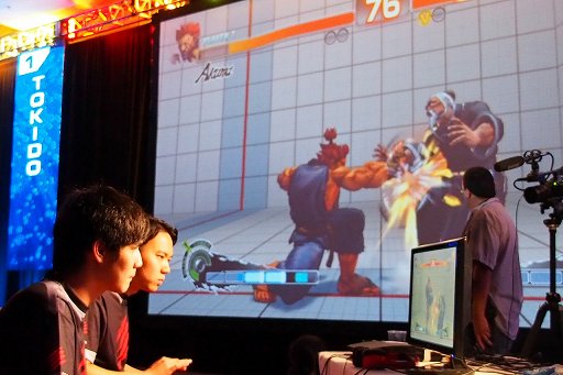 画像ギャラリー No.014のサムネイル画像 / ［EVO2013］ 各競技タイトルの優勝者達と，上位入賞を果たした日本勢へのミニインタビューを掲載
