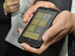 画像ギャラリー No.004のサムネイル画像 / 日本マイクロソフト,2012年度の経営方針を発表〜Windows Phone 7の投入を明言し,実機も披露