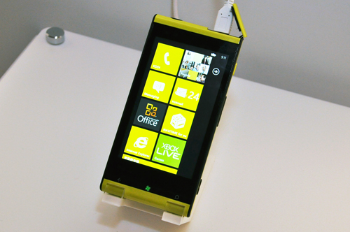 画像ギャラリー No.004のサムネイル画像 / 「Windows Phone 7.5」登場。第1弾は富士通東芝製のKDDI向け端末「IS12T」〜Xbox LIVE周りもいろいろ聞いてきた【詳報追加】
