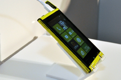 画像ギャラリー No.008のサムネイル画像 / 「Windows Phone 7.5」登場。第1弾は富士通東芝製のKDDI向け端末「IS12T」〜Xbox LIVE周りもいろいろ聞いてきた【詳報追加】