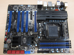 画像ギャラリー No.003のサムネイル画像 / 初期のX79はPCIe 3.0対応保留,DIMMサポート4枚か。少数精鋭のマザーボード開発チームを立ち上げたSapphireにいろいろ聞いてきた