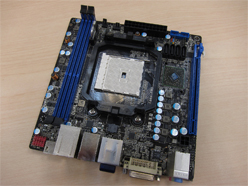 画像ギャラリー No.012のサムネイル画像 / 初期のX79はPCIe 3.0対応保留,DIMMサポート4枚か。少数精鋭のマザーボード開発チームを立ち上げたSapphireにいろいろ聞いてきた