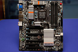 画像ギャラリー No.003のサムネイル画像 / GIGA-BYTE,Z77搭載のゲーマー向けマザーボードを公開。ATXモデルはPCIe 3.0 x16×2やx8×4接続に対応か