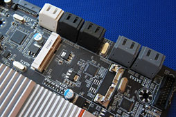 画像ギャラリー No.011のサムネイル画像 / GIGA-BYTE,Z77搭載のゲーマー向けマザーボードを公開。ATXモデルはPCIe 3.0 x16×2やx8×4接続に対応か