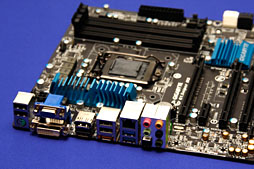 画像ギャラリー No.014のサムネイル画像 / GIGA-BYTE,Z77搭載のゲーマー向けマザーボードを公開。ATXモデルはPCIe 3.0 x16×2やx8×4接続に対応か