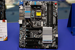 画像ギャラリー No.015のサムネイル画像 / GIGA-BYTE,Z77搭載のゲーマー向けマザーボードを公開。ATXモデルはPCIe 3.0 x16×2やx8×4接続に対応か