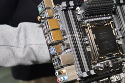 画像ギャラリー No.016のサムネイル画像 / ［COMPUTEX］GIGA-BYTE，「Ultra Durable 5」を発表。液冷時代に向けてマザーボード電源部の大幅な発熱低下を狙う