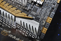 画像ギャラリー No.003のサムネイル画像 / ［COMPUTEX］ASUSが“デュアルGPUオンボード”のコンセプトマザー「ZEUS」を公開。「Thunderbolt普及後の自作PC」を見据えた製品に