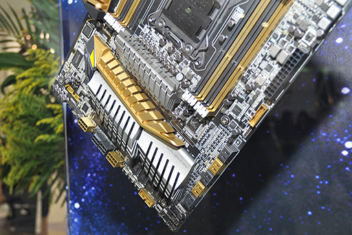 画像ギャラリー No.004のサムネイル画像 / ［COMPUTEX］ASUSが“デュアルGPUオンボード”のコンセプトマザー「ZEUS」を公開。「Thunderbolt普及後の自作PC」を見据えた製品に