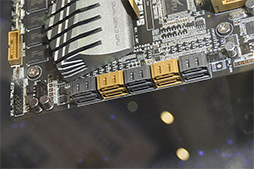 画像ギャラリー No.007のサムネイル画像 / ［COMPUTEX］ASUSが“デュアルGPUオンボード”のコンセプトマザー「ZEUS」を公開。「Thunderbolt普及後の自作PC」を見据えた製品に