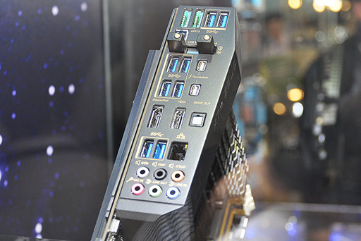 画像ギャラリー No.009のサムネイル画像 / ［COMPUTEX］ASUSが“デュアルGPUオンボード”のコンセプトマザー「ZEUS」を公開。「Thunderbolt普及後の自作PC」を見据えた製品に