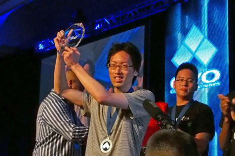 画像ギャラリー No.001のサムネイル画像 / ［EVO2012］韓国勢の活躍が目立った「EVO2012」最終日レポート。「ソウルキャリバーV」で優勝したデコポン選手のミニインタビューも掲載