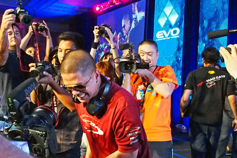 画像ギャラリー No.006のサムネイル画像 / ［EVO2012］韓国勢の活躍が目立った「EVO2012」最終日レポート。「ソウルキャリバーV」で優勝したデコポン選手のミニインタビューも掲載