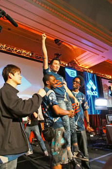 画像ギャラリー No.007のサムネイル画像 / ［EVO2012］韓国勢の活躍が目立った「EVO2012」最終日レポート。「ソウルキャリバーV」で優勝したデコポン選手のミニインタビューも掲載