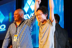 画像ギャラリー No.008のサムネイル画像 / ［EVO2012］韓国勢の活躍が目立った「EVO2012」最終日レポート。「ソウルキャリバーV」で優勝したデコポン選手のミニインタビューも掲載