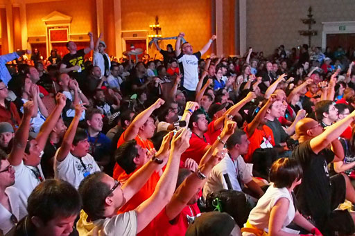 画像ギャラリー No.010のサムネイル画像 / ［EVO2012］韓国勢の活躍が目立った「EVO2012」最終日レポート。「ソウルキャリバーV」で優勝したデコポン選手のミニインタビューも掲載