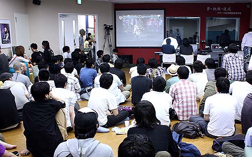 画像ギャラリー No.002のサムネイル画像 / ［EVO2012］日本勢の活躍で秋葉原が燃えた「EVO2012 Public Viewing in Japan」の模様をレポート。デコポン選手の優勝に，会場は熱く盛り上がる